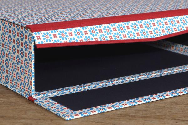 Organizer blue red box dining room